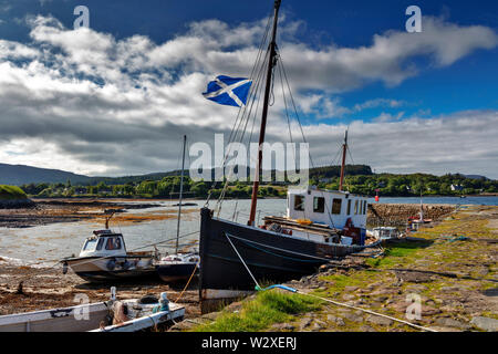 Boote auf dem Pier, Broadford Bay, Isle of Skye, Schottland, Großbritannien Stockfoto