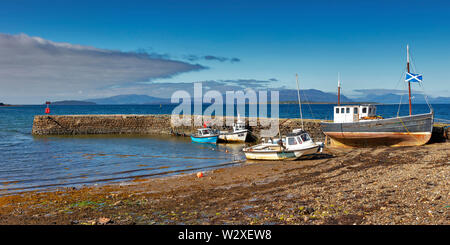 Boote auf dem Pier, Broadford Bay, Isle of Skye, Schottland, Großbritannien Stockfoto