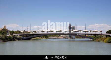 Cachorro Brücke Puente del Cristo de la Expiracion el Cachorro, über den Fluss Guadalquivir, hinter Torre Schindler, Sevilla, Andalusien, Spanien Stockfoto