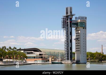 Expo 92 Site mit Torre Schindler am Fluss Guadalquivir, Isla de la Cartuja, Sevilla, Andalusien, Spanien Stockfoto