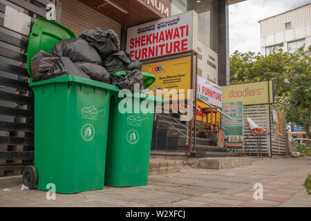 Bangalore, Indien, 27. Juni 2019: Grüne große Trash Box mit swachh Bharat aufgedruckt, grün Wurf befindet sich auf der Straßenseite des bengalore. Stockfoto