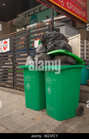 Bangalore, Indien, 27. Juni 2019: Grüne große Trash Box mit swachh Bharat aufgedruckt, grün Wurf befindet sich auf der Straßenseite des bengalore Stockfoto