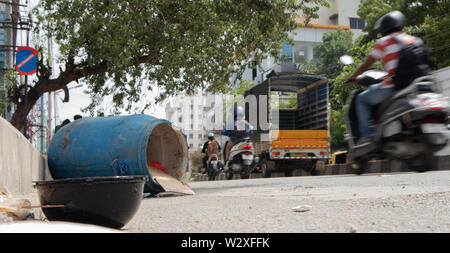 Bangalore, Indien, 27. Juni 2019: Säcke mit Müll liegen auf den Gehweg der Straße. ein Haufen Müll auf die Straße geworfen, Umweltverschmutzung Stockfoto