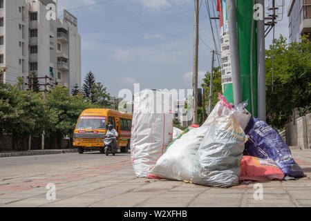 Bangalore, Indien, 27. Juni 2019: Säcke mit Müll liegen auf den Gehweg der Straße. ein Haufen Müll auf die Straße geworfen, Umweltverschmutzung Stockfoto