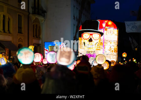 Spalenberg, Basel, Schweiz - 11. März 2019. Einer der wichtigsten beleuchtete Karneval Laternen heraus von der Masse in die Altstadt. Stockfoto