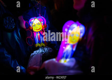 Muenzgasse, Basel, Schweiz - 11. März 2019. Close-up von zwei schönen beleuchteten Maske Dekorationen. Stockfoto