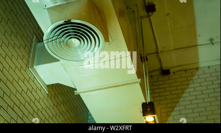 Luftleitung an der Decke. Klimaanlage Rohrsystem. Belüftungssystem. Luft Rubrik Einheit an der Wand. Cool System in Gebäude. Gebäude Interieur. Stockfoto