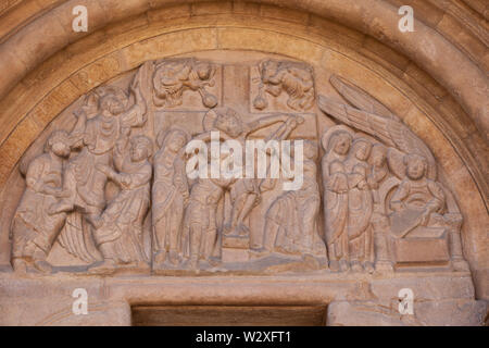 Die Basilika San Isidoro, León, Spanien. Tympanon Dekoration der Tür der Vergebung Stockfoto