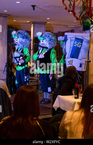 Basel, Schweiz, 11. März 2019. Der Karneval Schnitzelbaenggler Gruppe namens Staubwolgge ihrer Parodie Poesie in einem Restaurant Stockfoto