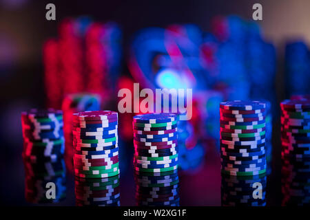 Casino Thema mit verschwommenen Hintergrund. Roulette und Stapel von Chips. Würfel. Stockfoto