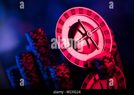Casino Thema mit verschwommenen Hintergrund. Roulette und Stapel von Chips. Würfel. Stockfoto
