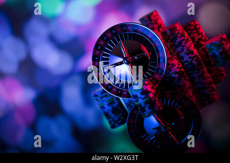 Casino Thema mit verschwommenen Hintergrund. Roulette und Stapel von Chips. Würfel. Stockfoto