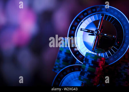 Casino Thema mit verschwommenen Hintergrund. Roulette und Stapel von Chips. Würfel. Stockfoto