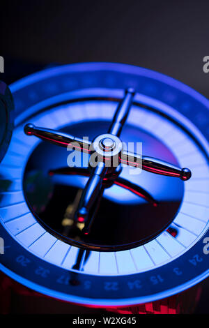 Casino Thema mit verschwommenen Hintergrund. Roulette und Stapel von Chips. Würfel. Stockfoto