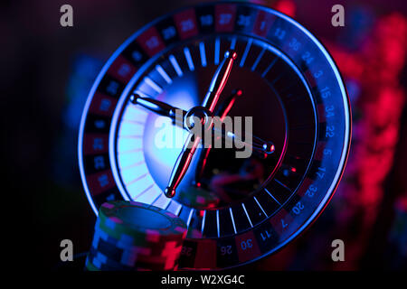 Casino Thema mit verschwommenen Hintergrund. Roulette und Stapel von Chips. Würfel. Stockfoto