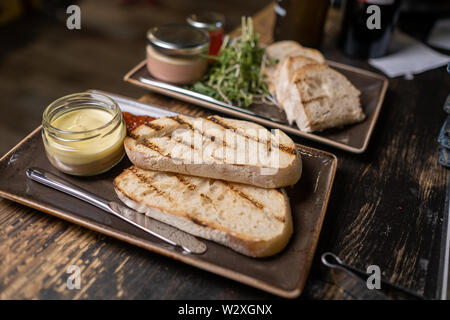 Huhn Leber Pate im Glas und auf Brot, Toast, selektiven Fokus Stockfoto