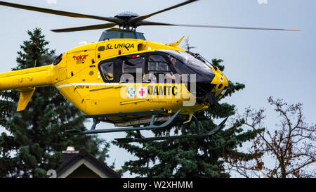 Graz, Österreich - 17. Juni 2019: Gelb Rettungshubschrauber, die nach der Intervention. OAMTC Rote Kreuz. Stockfoto