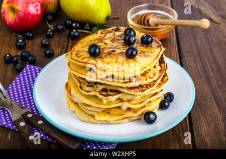Süße amerikanische Pfannkuchen mit Beeren und Früchte Stockfoto