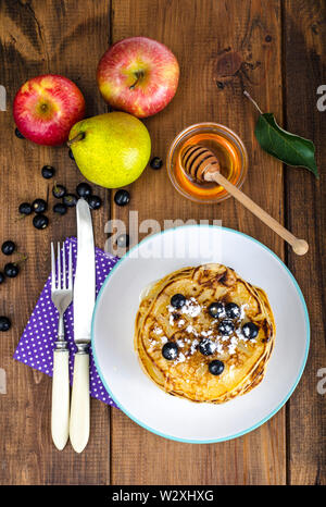 Süße amerikanische Pfannkuchen mit Beeren und Früchte Stockfoto
