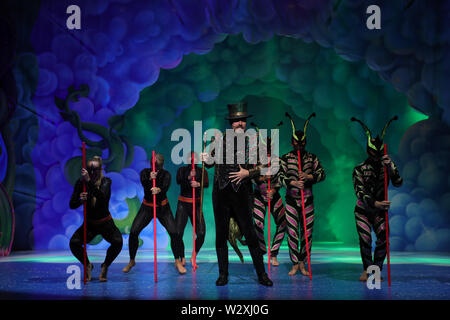 Sydney, Australien. 11. Juli 2019. Jack und die bohnenranke Riesige 3D-musikalische spektakulär. Lukas Joslin (Freddy Fleshcreep) und das Ensemble der Produktion Routine "Shakedown". Credit: Richard Milnes/Alamy leben Nachrichten Stockfoto