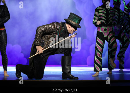 Sydney, Australien. 11. Juli 2019. Jack und die bohnenranke Riesige 3D-musikalische spektakulär. Lukas Joslin (Freddy Fleshcreep) und das Ensemble der Produktion Routine "Shakedown". Credit: Richard Milnes/Alamy leben Nachrichten Stockfoto