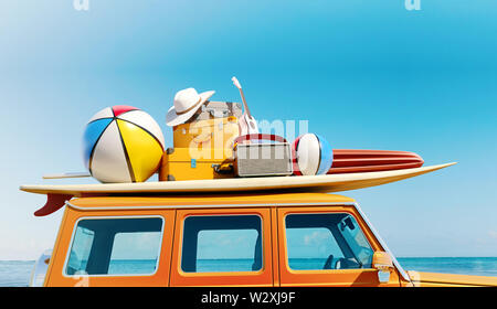 Big retro Auto SUV mit Gepäck, Gepäck und Ausrüstung für den Strand auf dem Dach, komplett verpackt, bereit für den Sommerurlaub, Konzept einer Straße Reise mit Familie ein Stockfoto