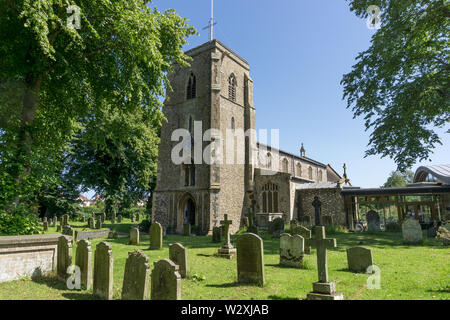 Die Pfarrkirche St. Andrews in der Marktgemeinde Holt, Norfolk, Großbritannien; stammt aus dem 14. Jahrhundert im gotischen Stil dekoriert Stockfoto