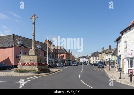 Ein Sommertag auf der High Street in der hübschen Marktstadt Holt, Norfolk, Großbritannien Stockfoto