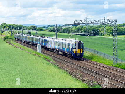 Neue scotrail Klasse 385 EWU-Züge am Park Farm östlich von Linlithgow West Lothian Schottland Großbritannien in Richtung Edinburgh Glasgow Stockfoto