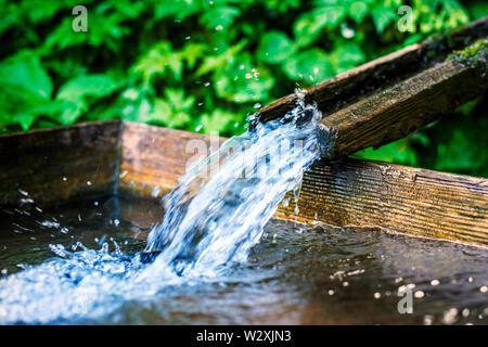 Natürliche Holz- Brunnen mit frischem Wasser in der polnischen Berge. Stockfoto