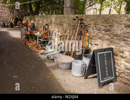 Artikel zum Verkauf auf dem Display außerhalb der Weinlese an den Turm im Corbridge, Northumberland, England, Großbritannien Stockfoto