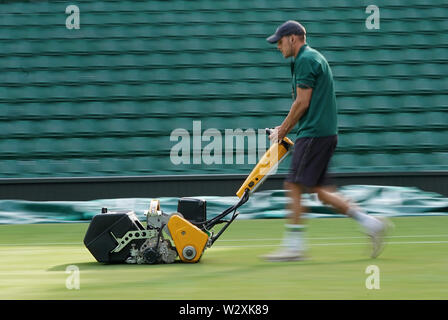 Boden vorbereiten Center Court am Tag zehn der Wimbledon Championships in der All England Lawn Tennis und Croquet Club, London. Stockfoto