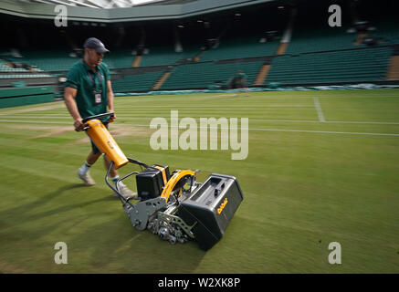 Boden vorbereiten Center Court am Tag zehn der Wimbledon Championships in der All England Lawn Tennis und Croquet Club, London. Stockfoto