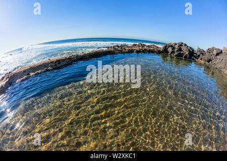 Kleiner Strand, Felsiger Gezeiten Schwimmbad vor Blue Ocean Waves scenic Horizont Landschaft. Stockfoto