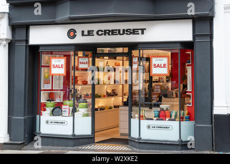 Le Creuset shop oder Geschäft vor, französischen Einzelhändler von Kochgeschirr, am besten bekannt für die bunten emailliertes Gusseisen Kochgeschirr, Großbritannien Stockfoto