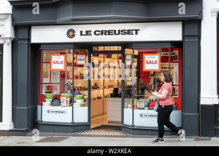 Le Creuset shop oder Geschäft vor, französischen Einzelhändler von Kochgeschirr, am besten bekannt für die bunten emailliertes Gusseisen Kochgeschirr, Großbritannien Stockfoto