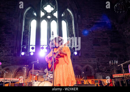 Bergen, Norwegen - Juni 13., 2019. Der englische Sänger und Songwriter Yola führt ein Live Konzert während der norwegischen Musik Festival Bergenfest 2019 in Bergen. (Foto: Gonzales Foto - Jarle H. Moe). Stockfoto