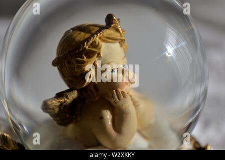 Kleine Engel in eine Kristallkugel. Stockfoto