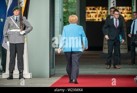 Berlin, Deutschland. 10. Juli 2019. Bundeskanzlerin Angela Merkel (CDU) geht an das Bundeskanzleramt. Quelle: Michael Kappeler/dpa/Alamy leben Nachrichten Stockfoto