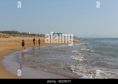 Menschen zu Fuß auf schönen Naturstrand zwischen Torre La Mata und Guardamar de Segura Costa Blanca Spanien Stockfoto