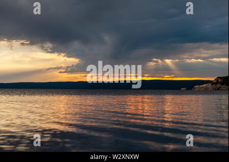 Die untergehende Sonne ist Staircase über Lake Yellowstone an einem Sommerabend. Stockfoto