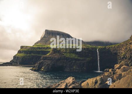 Gasadalur Dorf und schönen Wasserfall. Vagar, Färöer, Dänemark Stockfoto