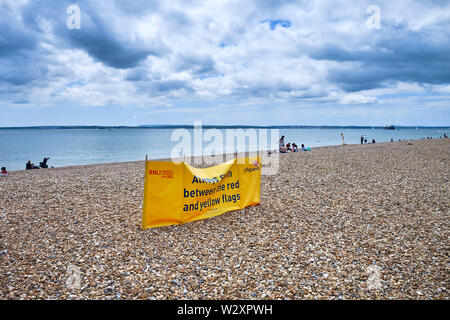 Dunkle Wolken über dem Strand von Southsea mit der rnli Zeichen für Rettungsschwimmer Stockfoto