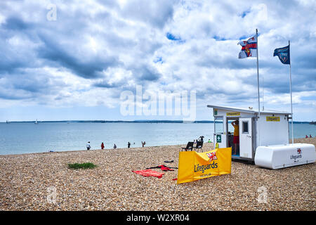 Dunkle Wolken über dem Strand von Southsea mit der Rnli lifeguards Lookout post Stockfoto