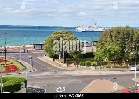 Ein Bretagne Fähre geht zwar den Solent auf dem Weg nach Frankreich mit der Isle of Wight im Hintergrund Stockfoto