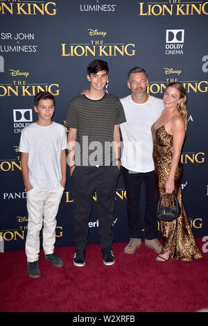 Eddie Cibrian und Frau LeAnn Rimes mit Söhnen Mason Edward Cibrian und Jake Austin Cibrian bei der Weltpremiere des Films "Der König der Löwen' an der Dolby Theater. Los Angeles, 09.07.2019 | Verwendung weltweit Stockfoto