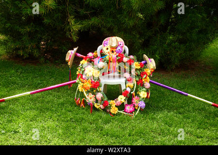 Eine Girlande mit Blumen und Hüte an den Tynwald Day feiern, St Johns, von der Insel Man Stockfoto