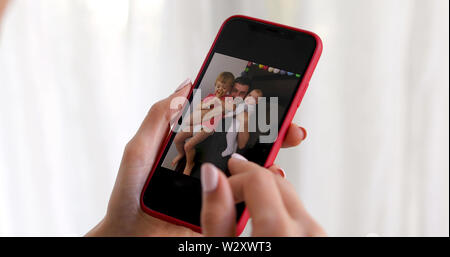 Frau hand mit Smartphone Übersicht kid Bild Stockfoto