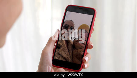 Frau hand mit Smartphone Übersicht kid Bild Stockfoto