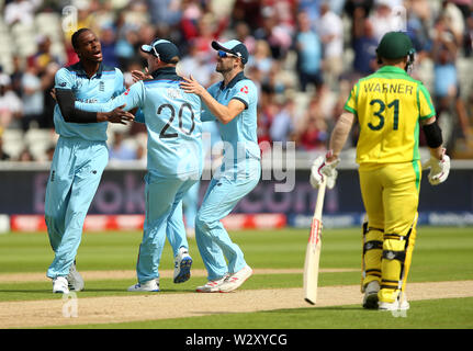 England's Jofra Archer (links) feiert die wicket von Australiens Aaron Finch während der ICC World Cup, Halbfinale bei Edgbaston, Birmingham. Stockfoto